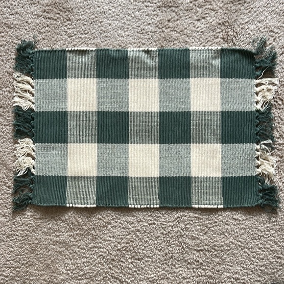 Set of 8 napkins, napkin rings and placemats. Hunter green and cream. - Picture 2 of 6